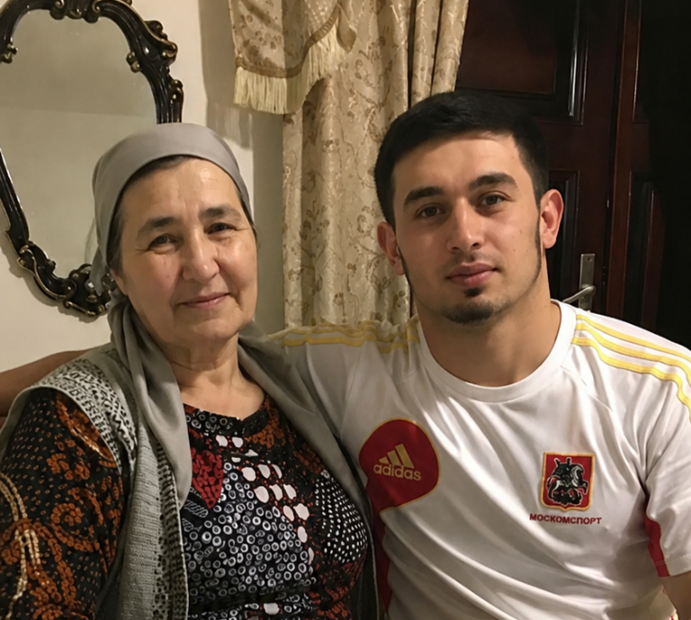 После сообщений о пытках брата Мансура Мовлаева активисты заявили о похищении его родителей
