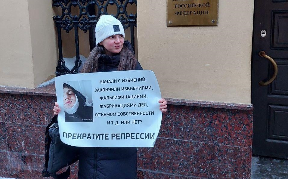 Жительницу Северной Осетии задержали на пикете в Москве за требование прекратить репрессии против ее семьи