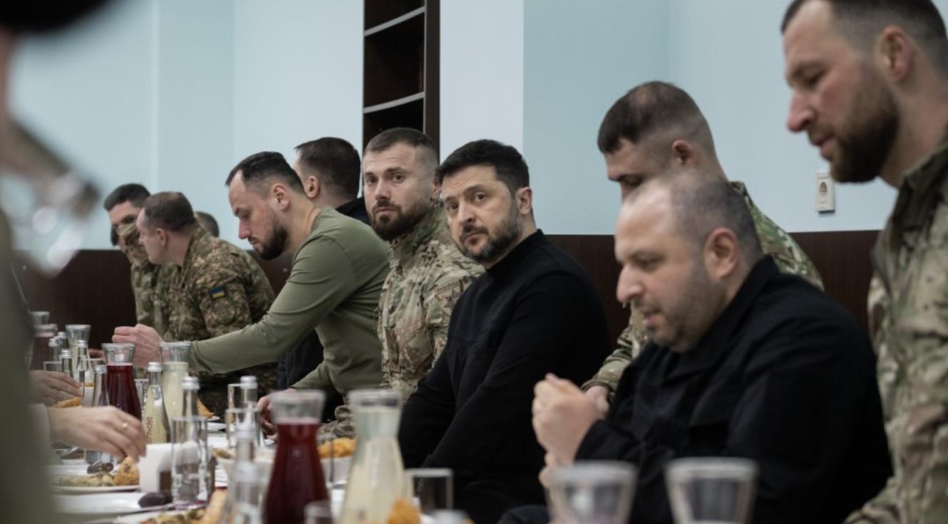 Президент Украины посетил ифтар и вручил награды бойцам-мусульманам