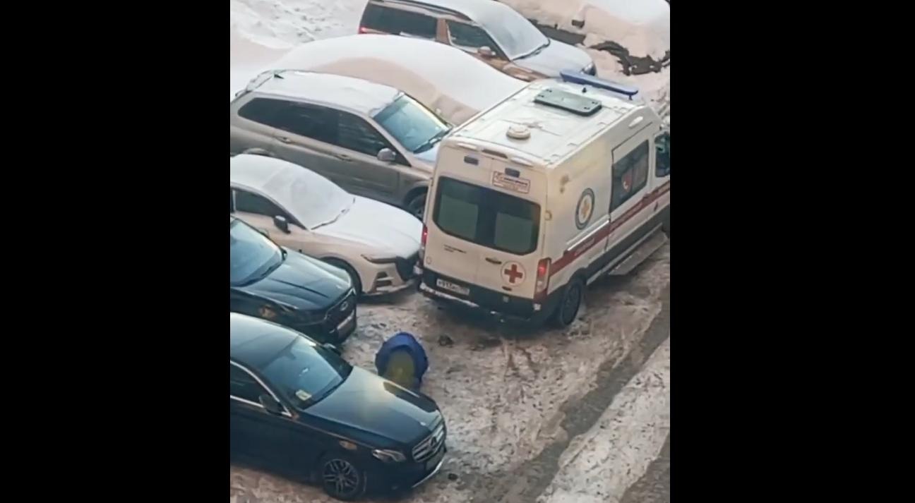 Москвичей возмутил водитель «скорой», совершивший молитву на улице