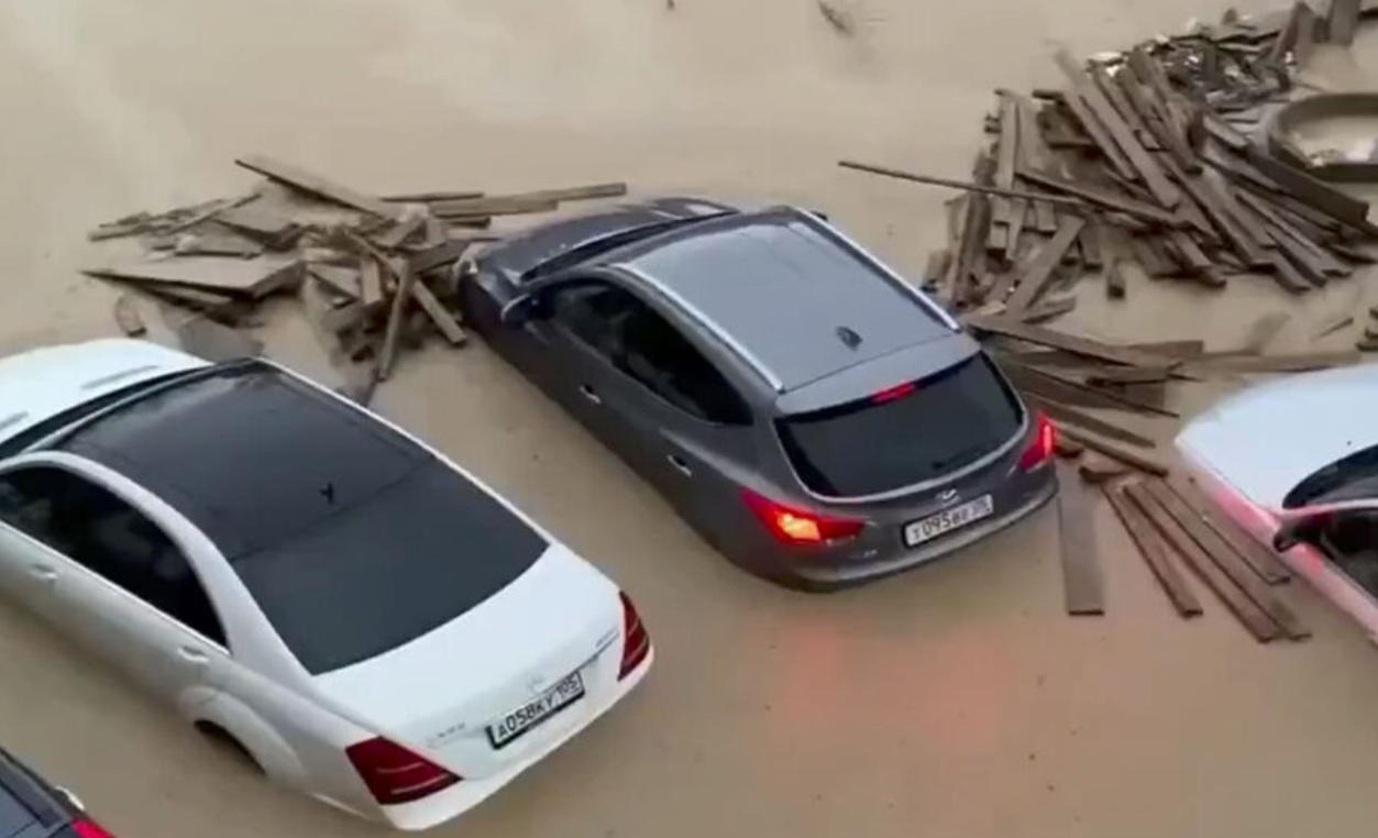 В Дагестане из-за наводнения тысячи людей остались без света, обрушился железнодорожный мост