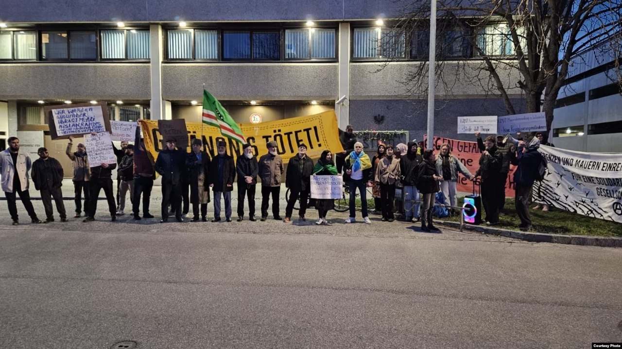 В Австрии чеченцы провели акцию против насилия в тюрьмах и незаконных депортаций в Россию