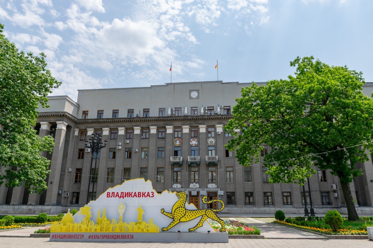 Во Владикавказе мать осужденного военнослужащего пятый день пикетирует у Дома правительства