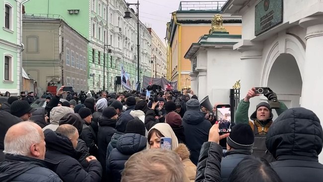В Москве перед прибытием Пашиняна прошли митинги
