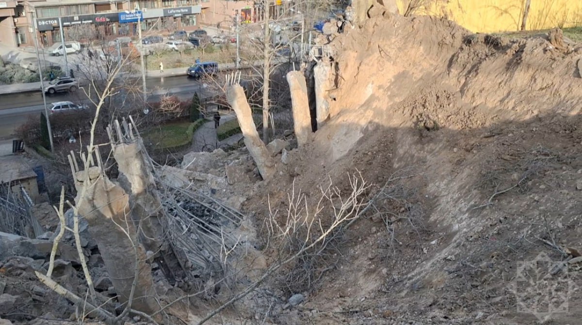 Азербайджан выразил протест России из-за повреждения своего посольства в Киеве