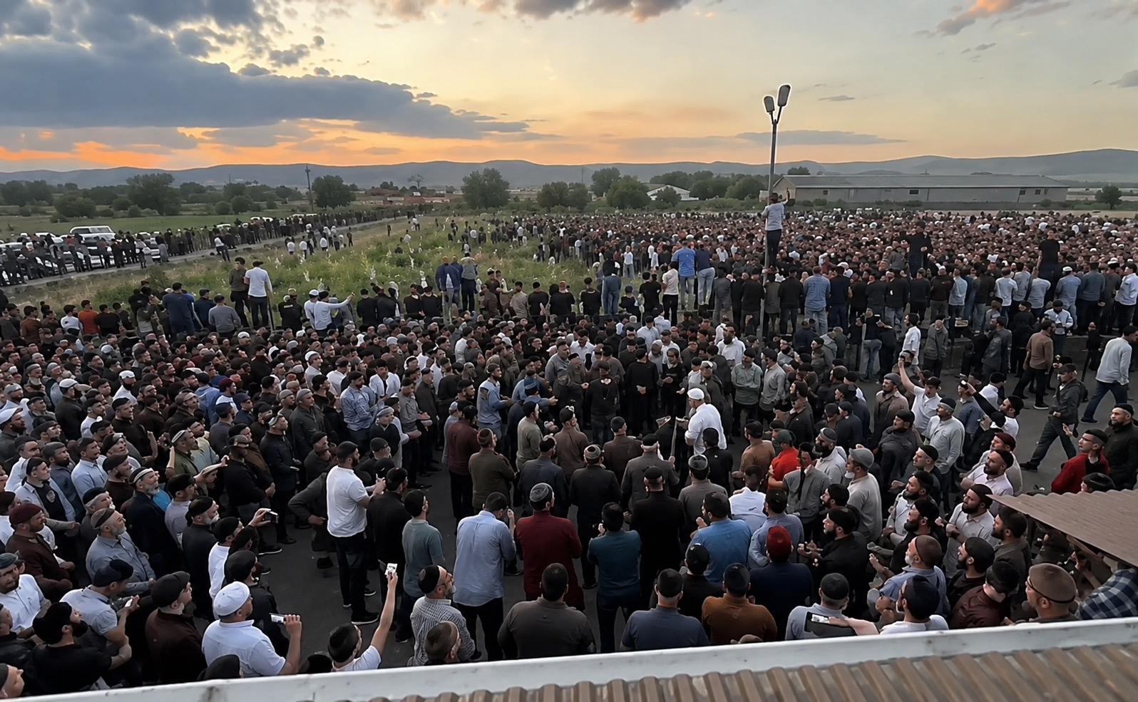 Восьмилетнего Хизира проводили в последний путь: сотни тысяч людей разделяют горе его семьи