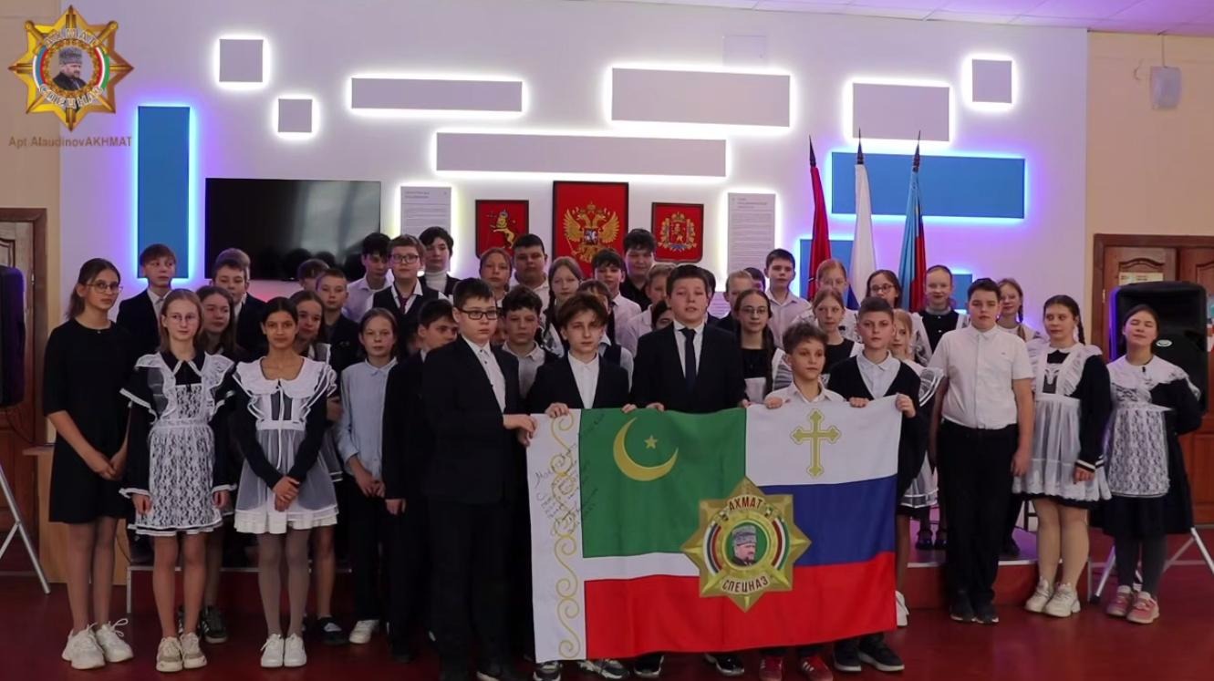 Школьники Владимира пожелали побед Апти Алаудинову и затоптали флаги США и Украины