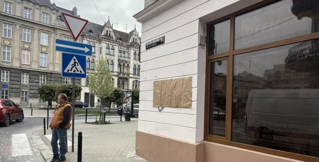 A memorial plaque to Dzhokhar Dudayev was stolen in Lviv, Ukraine
