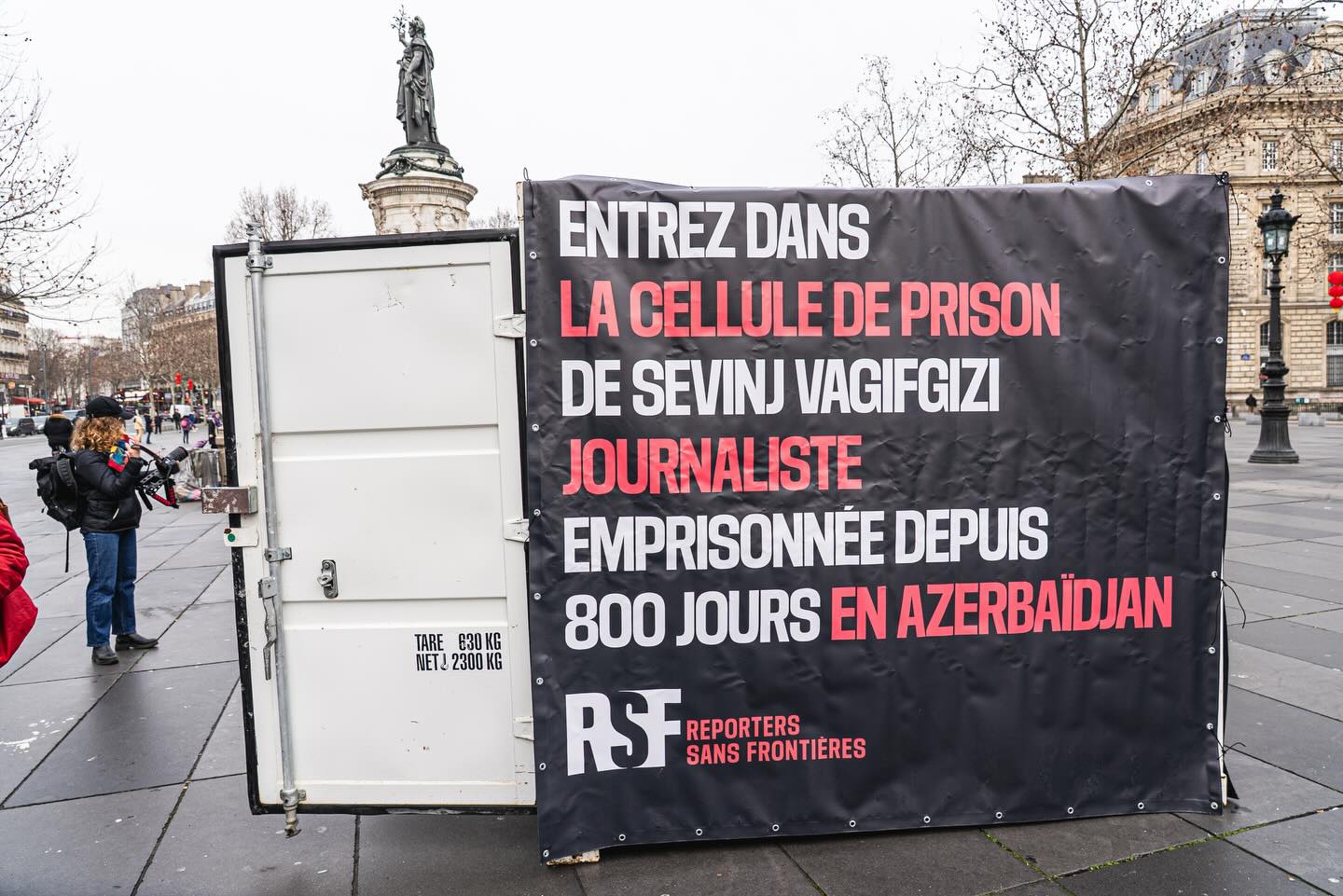 800 дней за правду: в Париже показали тюремные камеры азербайджанских журналистов