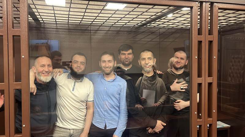 Шестерым крымскотатарским политзаключенным продлили арест на четыре месяца