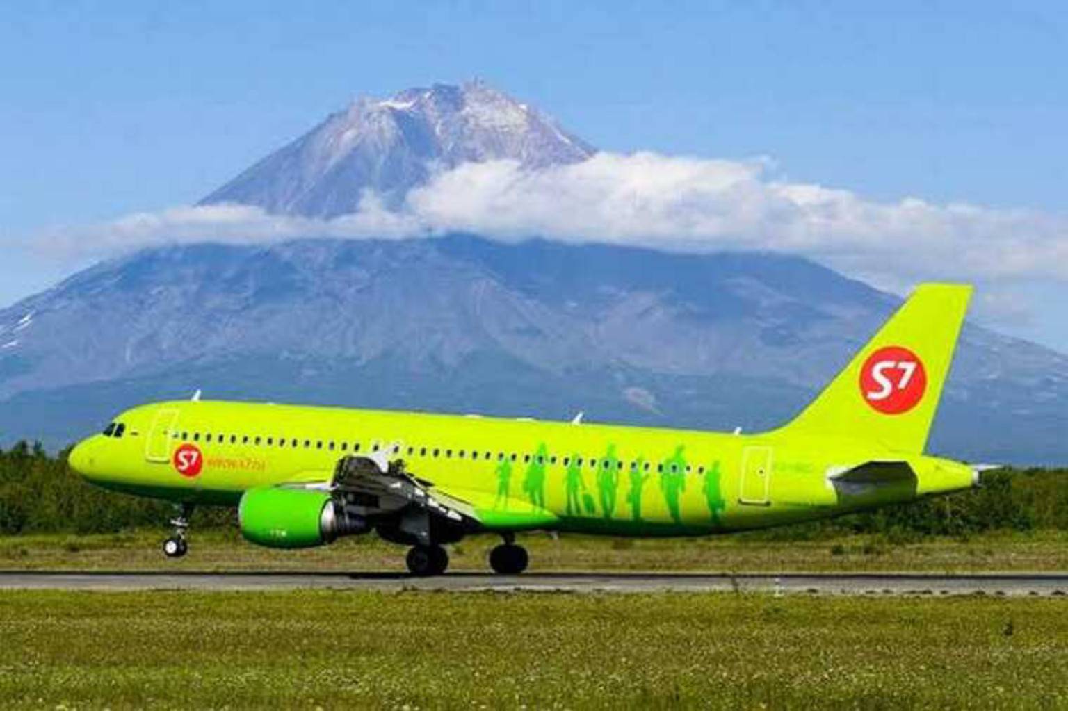 S7 Boeing flight from Novosibirsk to Makhachkala declares an emergency