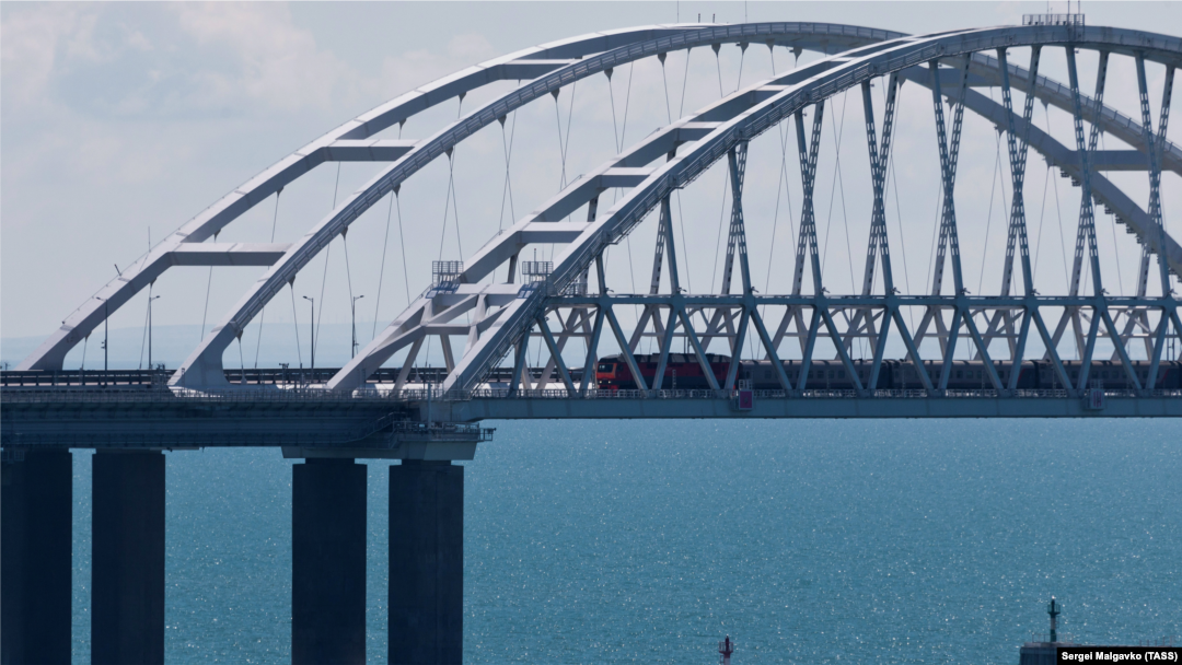 Relatives of Crimean Tatar political prisoners held for 12 hours on bridge en route to court
