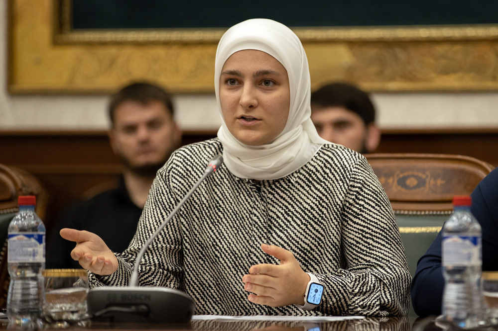 Айшат Кадырову просят помочь разлученным после развода матери и дочери общаться