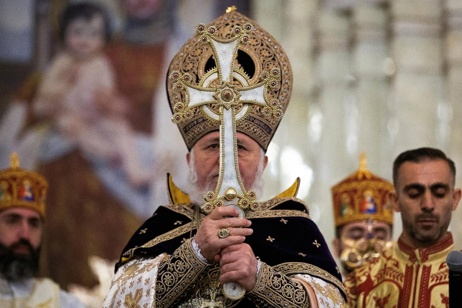 Конфликт с церковью и внешнеполитический баланс: Пашинян балансирует между Брюсселем и ЕАЭС