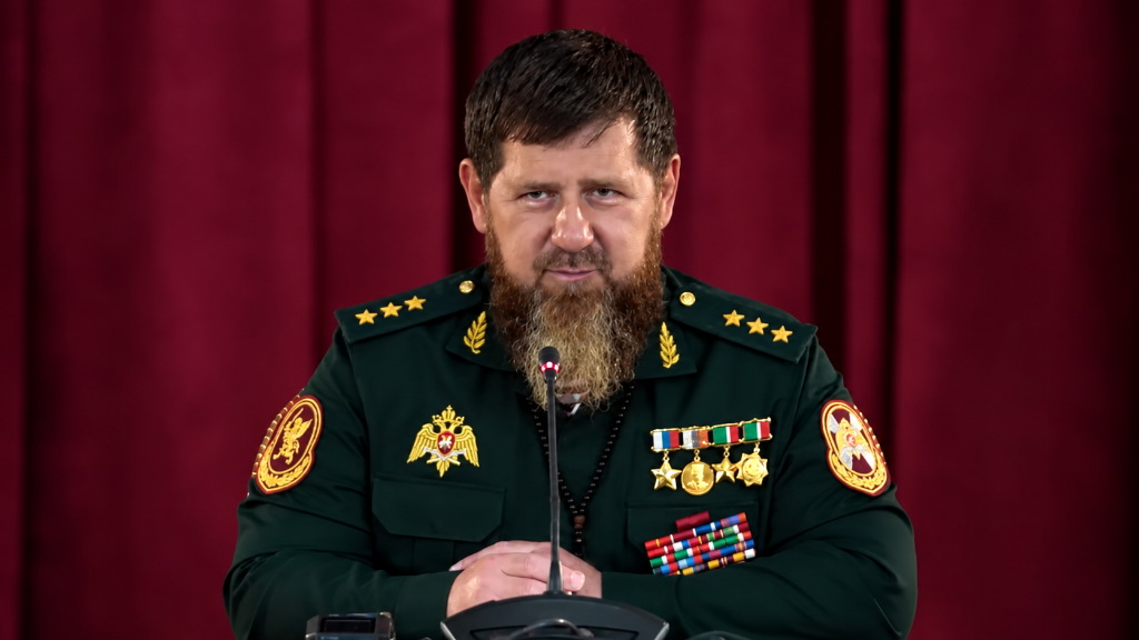 Глава Чечни определил новые правила мужской бороды и женской одежды