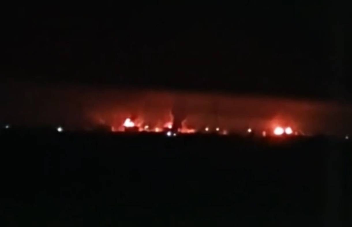 В результате атаки дронов на Кубани возник пожар на НПЗ, в Ростовской области загорелась трава 