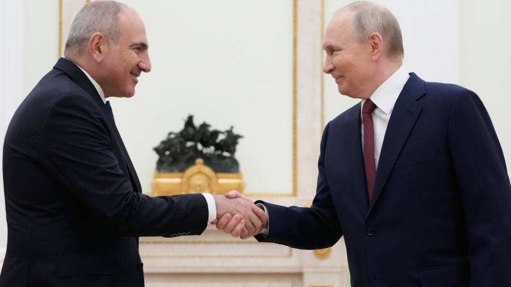 Путин поздравил Пашиняна с 35-летием независимости Армении