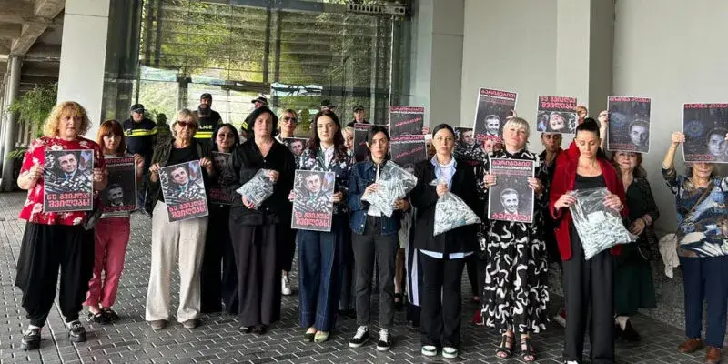 «Не убивай наших детей»: грузинские оппозиционерки протестовали у резиденции Иванишвили