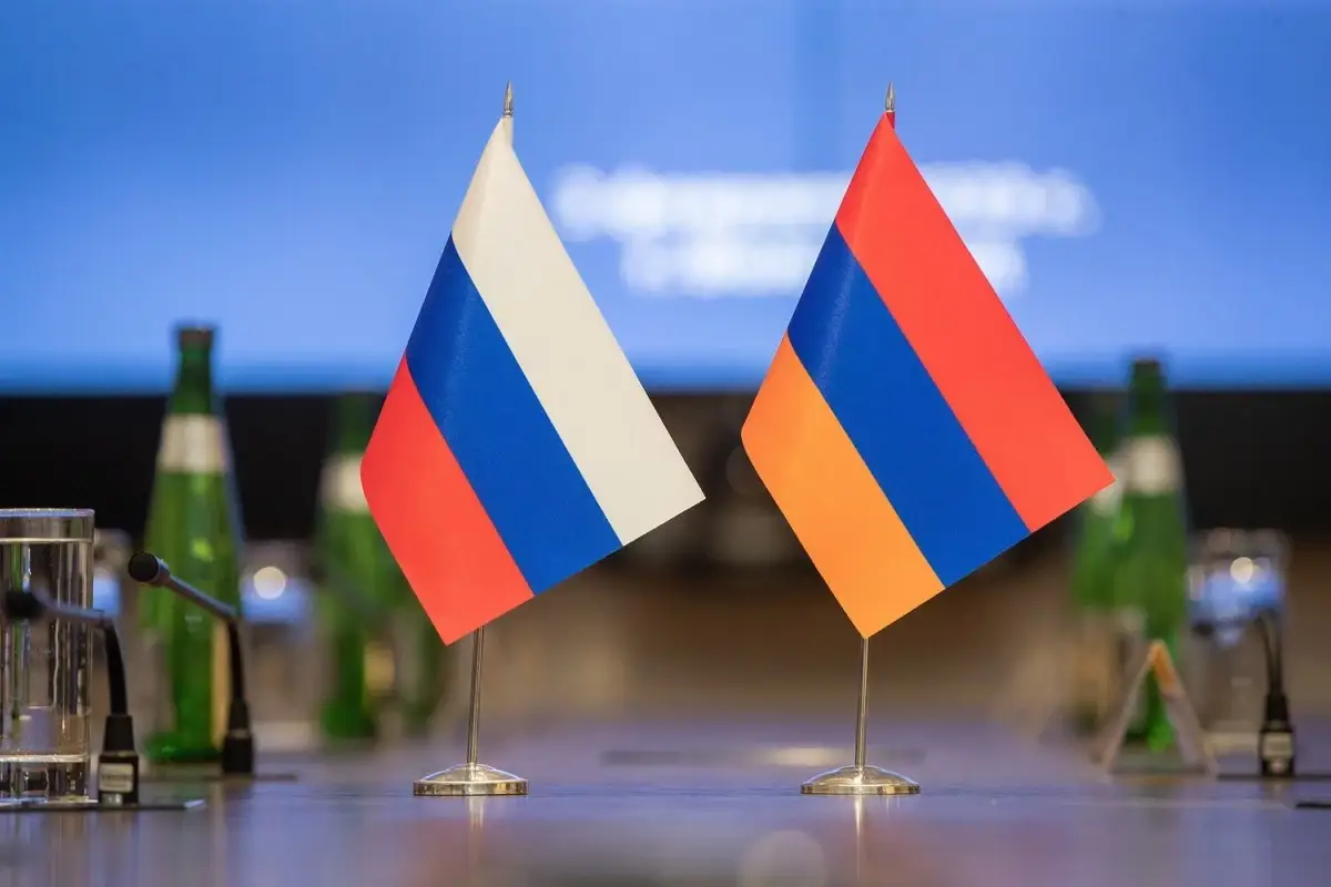 Пашинян прилетел в Екатеринбург, где проведет переговоры с Мишустиным