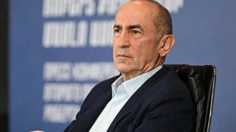 В Армении задержали бывшего президента Роберта Кочаряна: его обвиняют в злоупотреблении полномочиями, взятках и отмывании денег