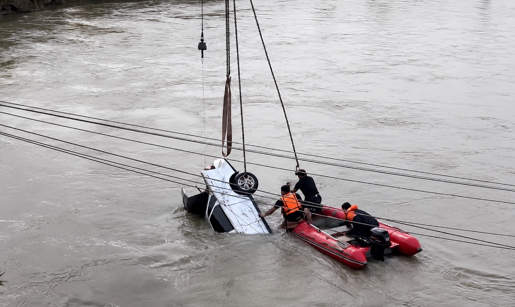 A car with two men fell into the Sunzha River in Chechnya: one has been found, the search for the other continues