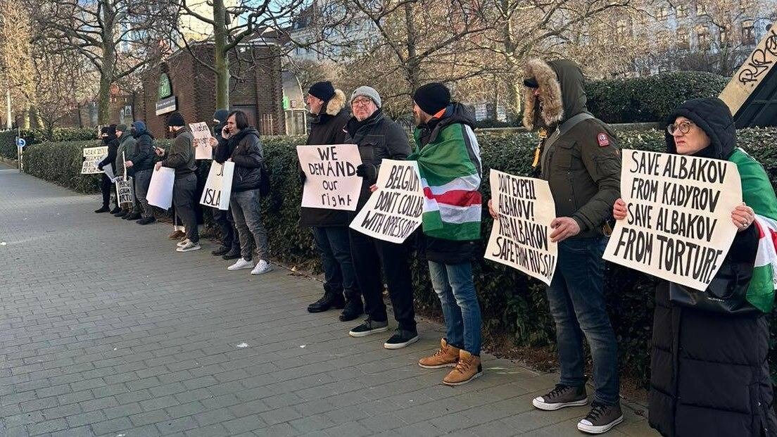 Более 100 человек провели акции в Бельгии и Австрии с требованием освободить чеченского беженца