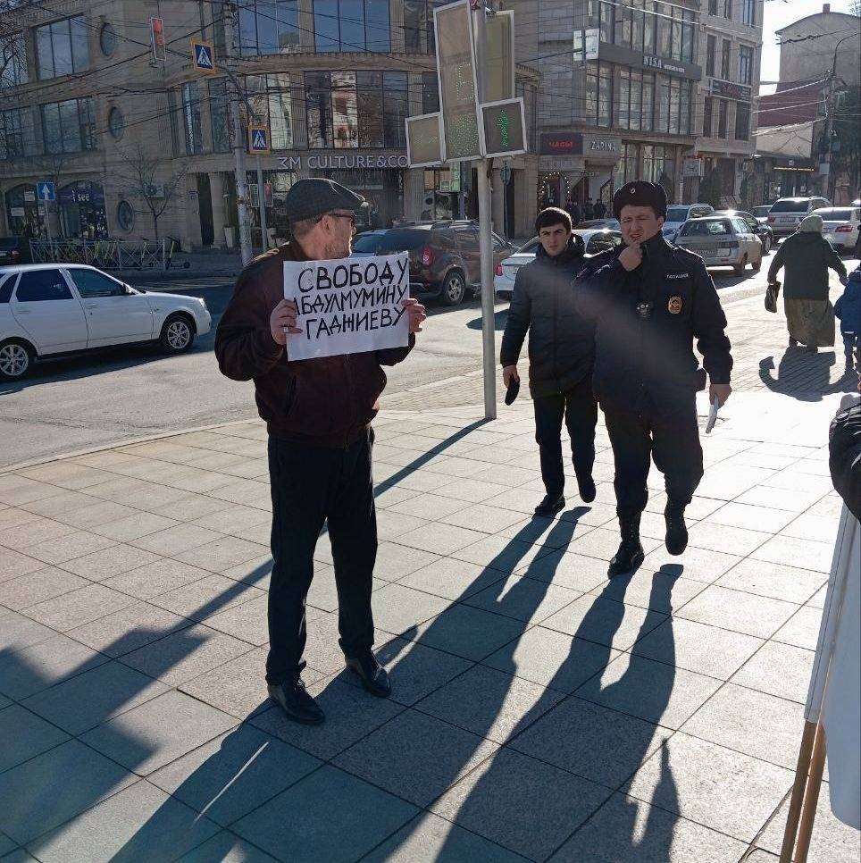 В Дагестане провокатор сорвал пикет в поддержку Абдулмумина Гаджиева